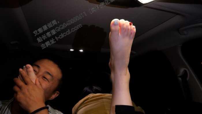 【爱秀套图】【第5风格】00后学车第一视角被舔脚 YC-250126-8