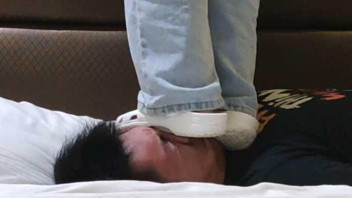 【爱秀套图】漂亮女同学全体重踩脸狠虐舔狗男生 把脸当地垫踩踏毁容废物狗 bf49723