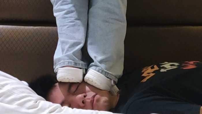 【爱秀套图】漂亮女同学全体重踩脸狠虐舔狗男生 把脸当地垫踩踏毁容废物狗 bf49723