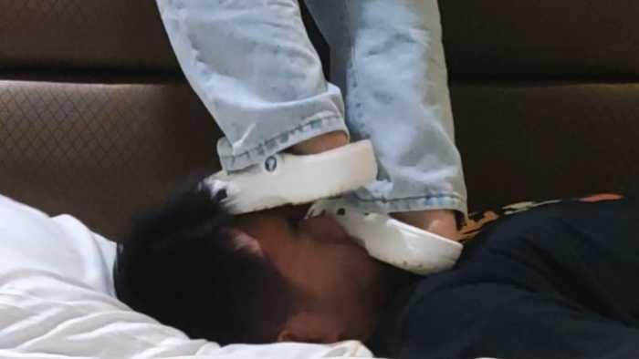 【爱秀套图】漂亮女同学全体重踩脸狠虐舔狗男生 把脸当地垫踩踏毁容废物狗 bf49723