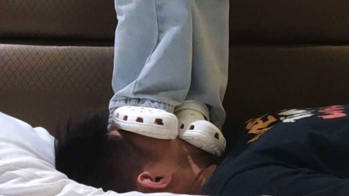 【爱秀套图】漂亮女同学全体重踩脸狠虐舔狗男生 把脸当地垫踩踏毁容废物狗 bf49723