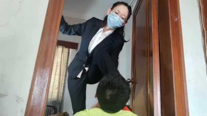 【爱秀套图】小鱼姐姐携手精神小妹梦梦女神和婷婷强迫奴隶钻胯，耳光羞辱胯下狗 YC-250127-4