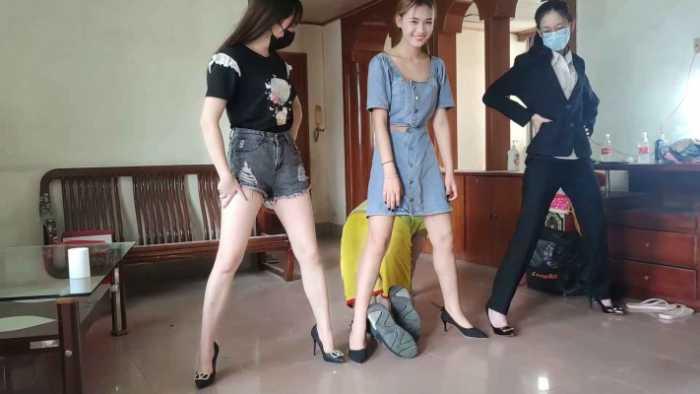 【爱秀套图】小鱼姐姐携手精神小妹梦梦女神和婷婷强迫奴隶钻胯，耳光羞辱胯下狗 YC-250127-4