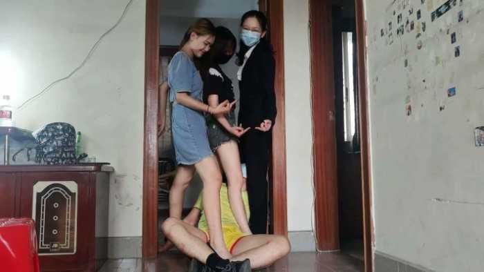 【爱秀套图】小鱼姐姐携手精神小妹梦梦女神和婷婷强迫奴隶钻胯，耳光羞辱胯下狗 YC-250127-4