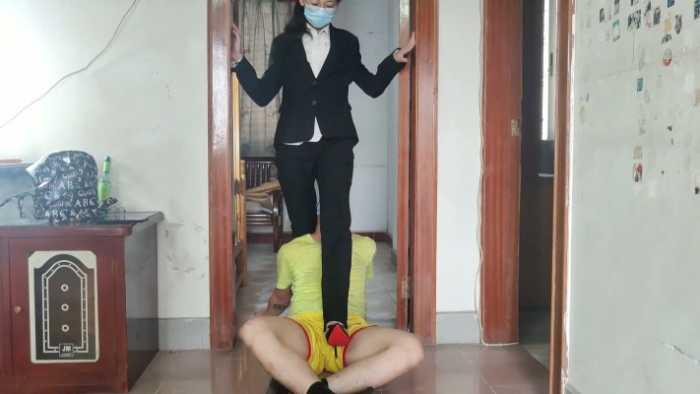 【爱秀套图】小鱼姐姐携手精神小妹梦梦女神和婷婷强迫奴隶钻胯，耳光羞辱胯下狗 YC-250127-4