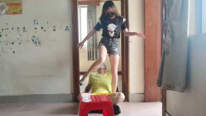 【爱秀套图】小鱼姐姐携手精神小妹梦梦女神和婷婷强迫奴隶钻胯，耳光羞辱胯下狗 YC-250127-4
