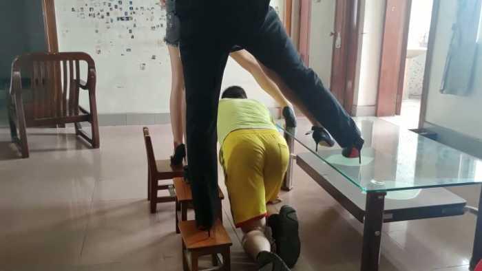 【爱秀套图】小鱼姐姐携手精神小妹梦梦女神和婷婷强迫奴隶钻胯，耳光羞辱胯下狗 YC-250127-4