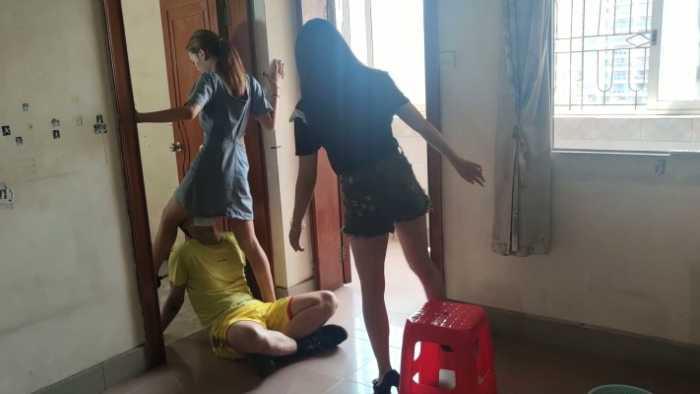 【爱秀套图】小鱼姐姐携手精神小妹梦梦女神和婷婷强迫奴隶钻胯，耳光羞辱胯下狗 YC-250127-4