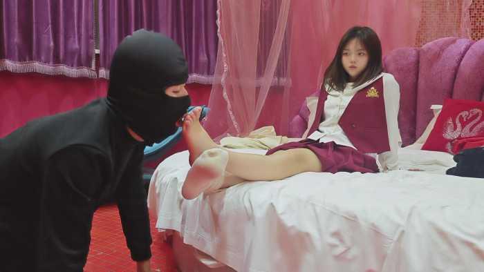 【爱秀套图】娇娇舔脚盛宴虐乳