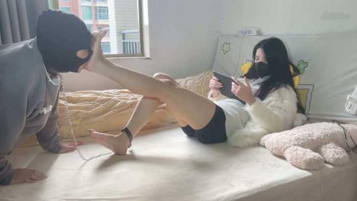 【爱秀套图】春节档：小贝祖宗过年在家和其他男人打游戏，狗链拴着老公在床边沉浸式伺候 YC-250131