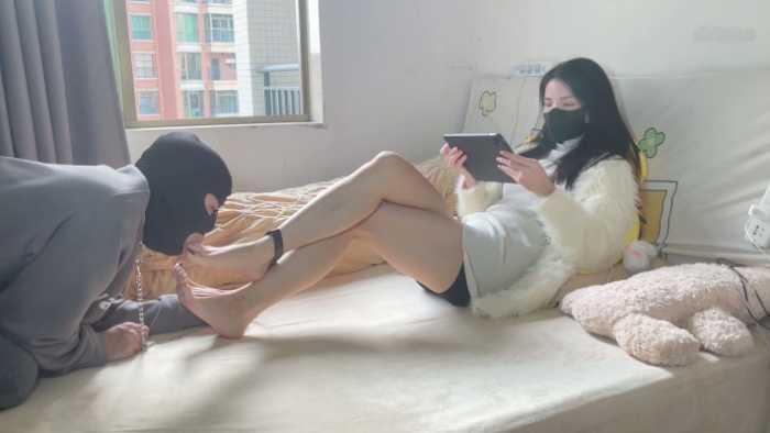 【爱秀套图】春节档：小贝祖宗过年在家和其他男人打游戏，狗链拴着老公在床边沉浸式伺候 YC-250131