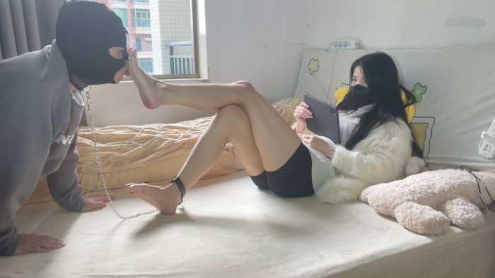 【爱秀套图】春节档：小贝祖宗过年在家和其他男人打游戏，狗链拴着老公在床边沉浸式伺候 YC-250131
