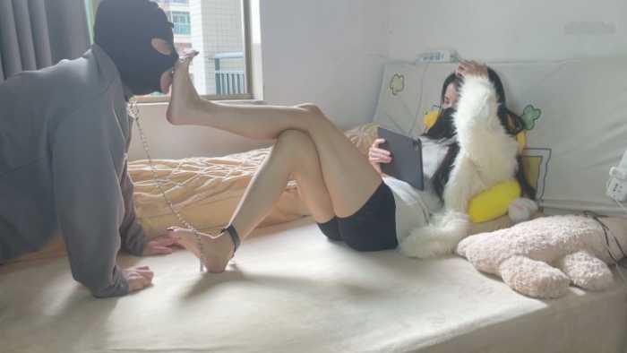 【爱秀套图】春节档：小贝祖宗过年在家和其他男人打游戏，狗链拴着老公在床边沉浸式伺候 YC-250131
