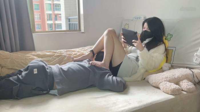 【爱秀套图】春节档：小贝祖宗过年在家和其他男人打游戏，狗链拴着老公在床边沉浸式伺候 YC-250131