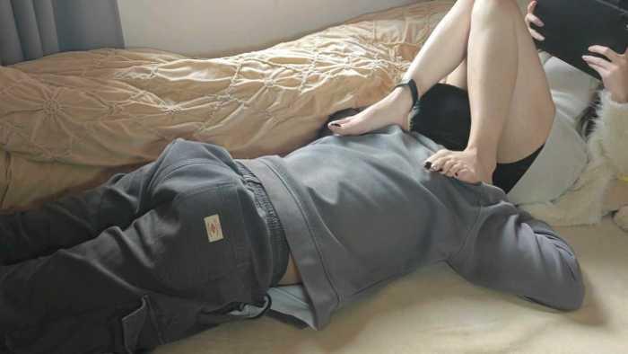 【爱秀套图】春节档：小贝祖宗过年在家和其他男人打游戏，狗链拴着老公在床边沉浸式伺候 YC-250131