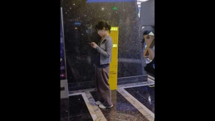 【爱秀套图】B788 – 无意识俩小姐姐运动鞋踩全手（突然掉钥匙+察觉探手）bf50005