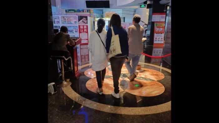 【爱秀套图】B788 – 无意识俩小姐姐运动鞋踩全手（突然掉钥匙+察觉探手）bf50005