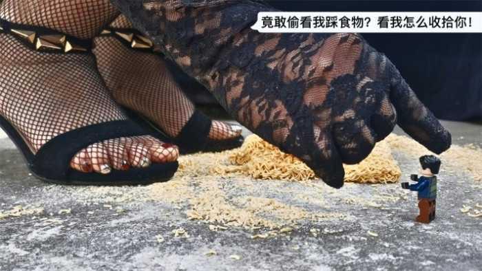 【爱秀套图】【大美】女巨人踩干脆面与虐杀小人（GTS） YC-250205