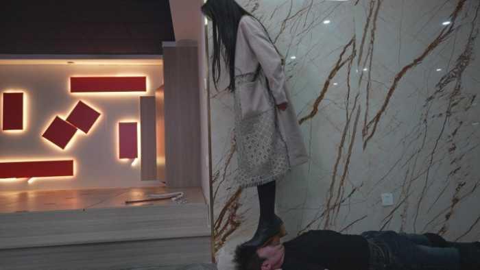 【爱秀套图】高跟皮靴踩牙龈全体重，极品高冷美女高跟踩挂钩 YC-250210-6