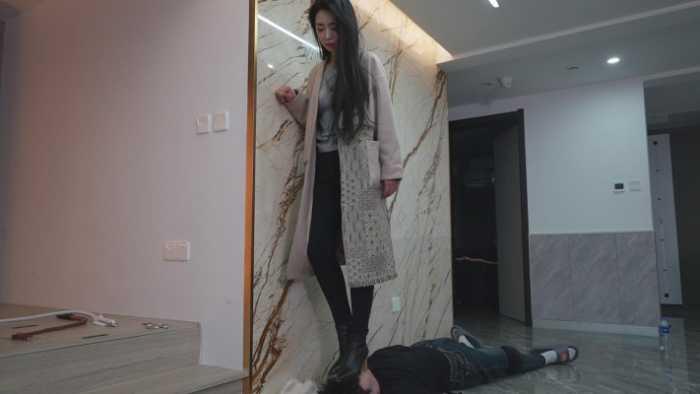 【爱秀套图】高跟皮靴踩牙龈全体重，极品高冷美女高跟踩挂钩 YC-250210-6