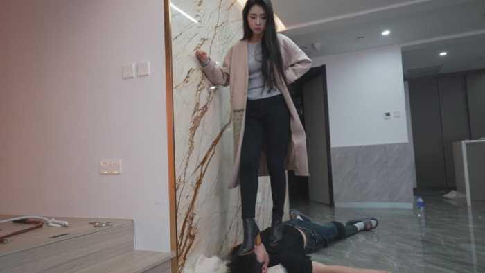 【爱秀套图】高跟皮靴踩牙龈全体重，极品高冷美女高跟踩挂钩 YC-250210-6