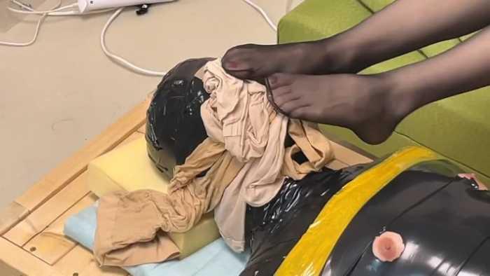 【爱秀套图】反差美女幼师丝袜脚踩虐木乃伊束缚胶衣全包踩脸坐脸鞭打sp重度窒息调教贱奴 bf50158