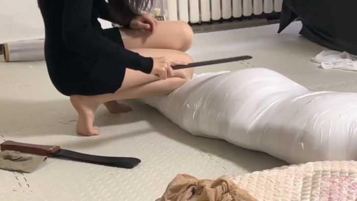 【爱秀套图】反差美女幼师丝袜脚踩虐木乃伊束缚胶衣全包踩脸坐脸鞭打sp重度窒息调教贱奴 bf50158