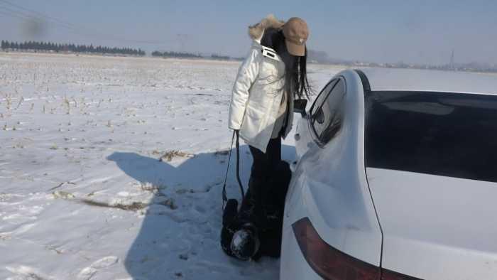 【爱秀套图】【苒溪S】大雪地遛狗，骑马，踩踏 YC-250211