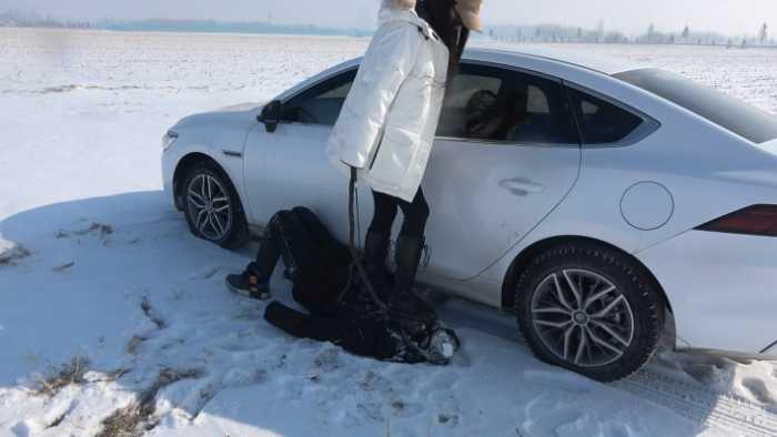 【爱秀套图】【苒溪S】大雪地遛狗，骑马，踩踏 YC-250211