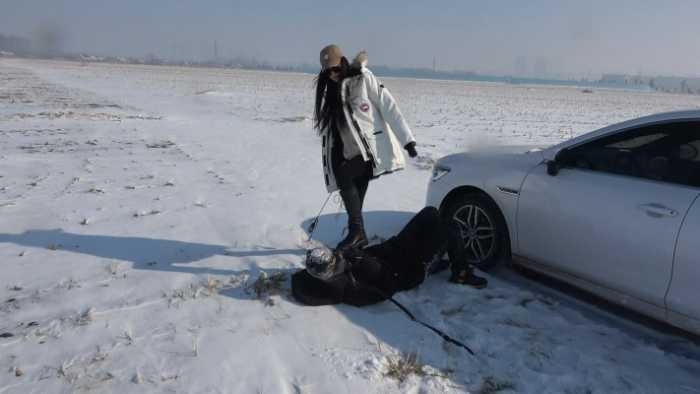 【爱秀套图】【苒溪S】大雪地遛狗，骑马，踩踏 YC-250211