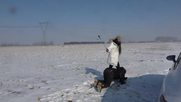 【爱秀套图】【苒溪S】大雪地遛狗，骑马，踩踏 YC-250211