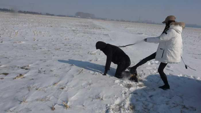 【爱秀套图】【苒溪S】大雪地遛狗，骑马，踩踏 YC-250211