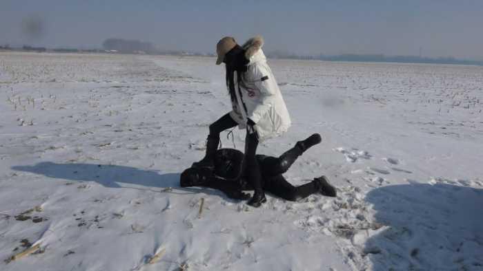 【爱秀套图】【苒溪S】大雪地遛狗，骑马，踩踏 YC-250211