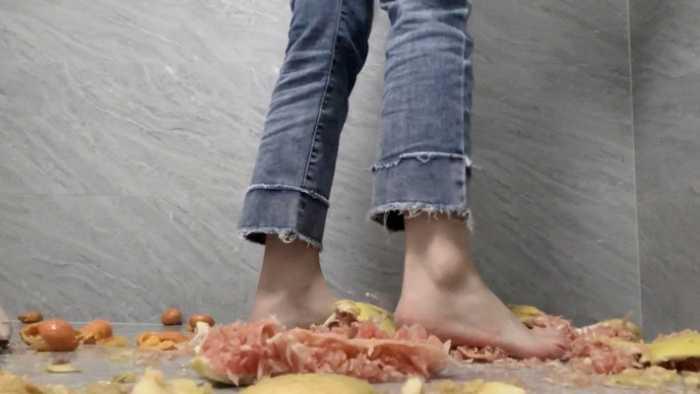 【爱秀套图】【莓子】高跟鞋加裸足暴力踩碎橘子、苹果、柚子 YC-250211-5