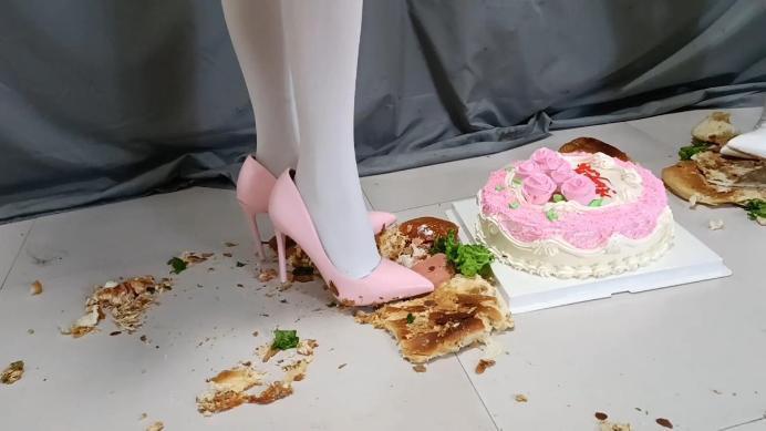 【网盘】丽人馆。双S踩踏生日蛋糕，两双高跟鞋上粘满了恶心的奶油，应该怎么清理呢YC-250212-3