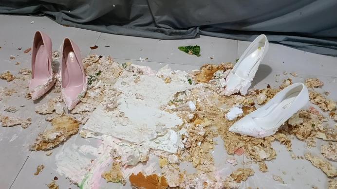 【网盘】丽人馆。双S踩踏生日蛋糕，两双高跟鞋上粘满了恶心的奶油，应该怎么清理呢YC-250212-3