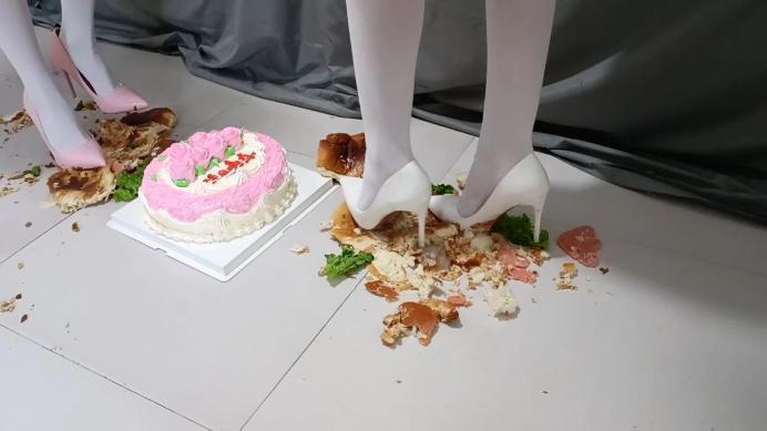【网盘】丽人馆。双S踩踏生日蛋糕，两双高跟鞋上粘满了恶心的奶油，应该怎么清理呢YC-250212-3