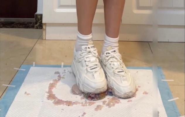 【网盘】【榴莲好吃】脏鞋底运动鞋暴力碾踩解压球 ACYC-2989