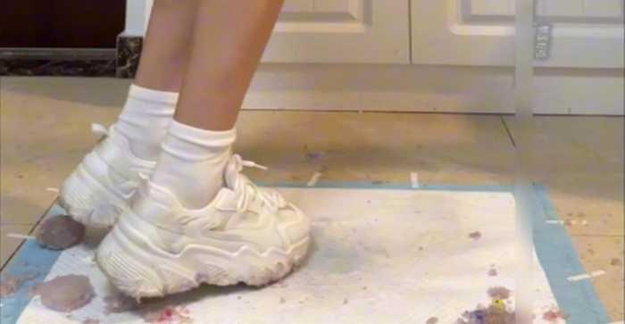 【网盘】【榴莲好吃】脏鞋底运动鞋暴力碾踩解压球 ACYC-2989