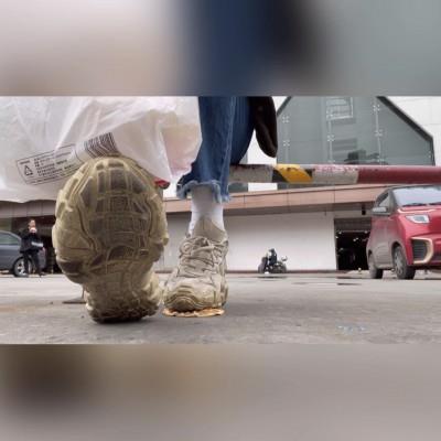 【爱秀套图】真实素人小姐姐在路人注视下踩面包全程语言羞辱 YC-250217