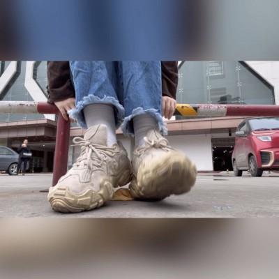 【爱秀套图】真实素人小姐姐在路人注视下踩面包全程语言羞辱 YC-250217