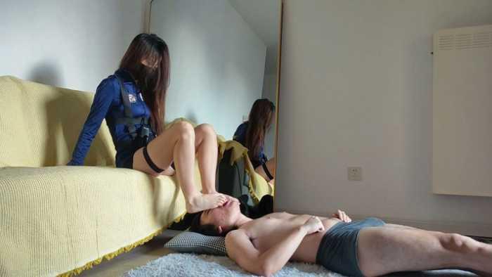 【爱秀套图】『红颜榜』女警幽梦脚掌刑讯：唾液流速决定耳光频次 YC-250218-10