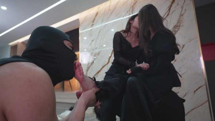 【爱秀套图】另类题材女同接吻无视狗子痛苦挣扎，她满眼只有亲那个女孩 YC-250218-11