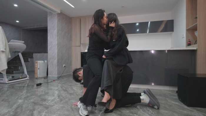 【爱秀套图】另类题材女同接吻无视狗子痛苦挣扎，她满眼只有亲那个女孩 YC-250218-11