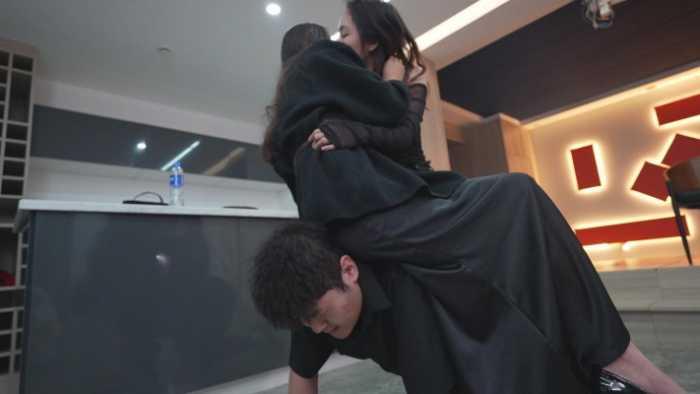 【爱秀套图】另类题材女同接吻无视狗子痛苦挣扎，她满眼只有亲那个女孩 YC-250218-11