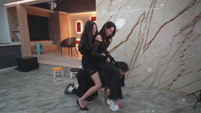 【爱秀套图】另类题材女同接吻无视狗子痛苦挣扎，她满眼只有亲那个女孩 YC-250218-11