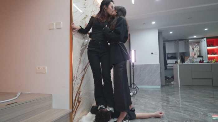 【爱秀套图】另类题材女同接吻无视狗子痛苦挣扎，她满眼只有亲那个女孩 YC-250218-11