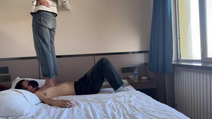 【爱秀套图】【素人维族女大】周末棉袜裸足休闲踩 YC-250219-3