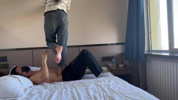 【爱秀套图】【素人维族女大】周末棉袜裸足休闲踩 YC-250219-3