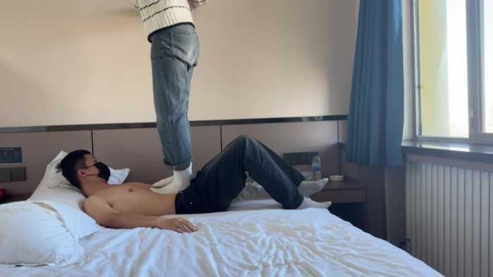 【爱秀套图】【素人维族女大】周末棉袜裸足休闲踩 YC-250219-3